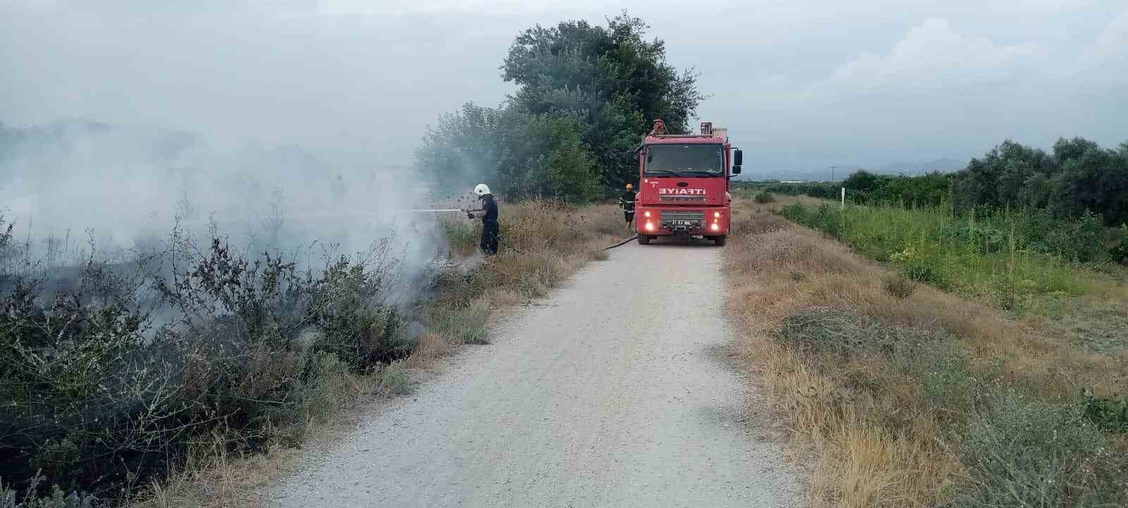 Erzin’de doğal gaz borusu üzerindeki otluk alanda yangın çıktı
