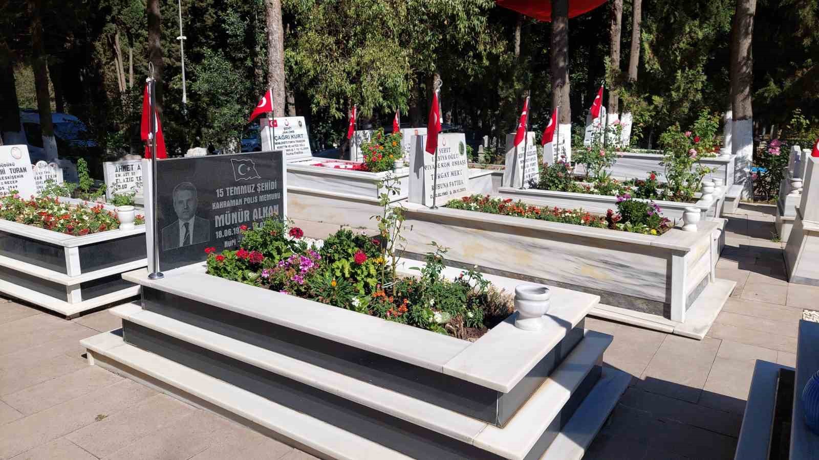 Tekirdağ&rsquo;da 15 Temmuz anmaları başladı: Şehit mezarlıklarına karanfil bırakıldı
