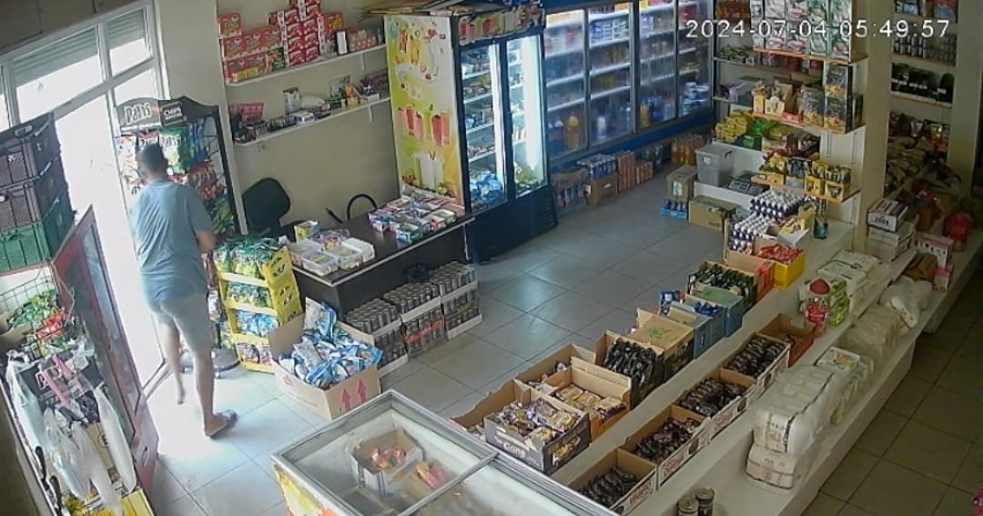 Kasadan 6 bin lira çalma anı saniye saniye görüntülendi