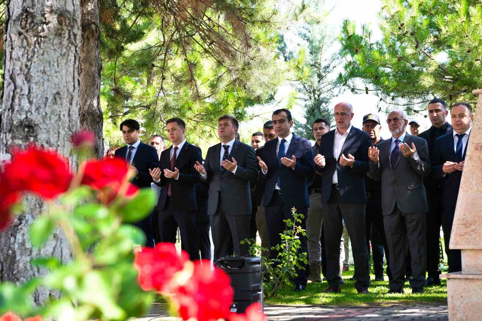 Karaman’da 15 Temmuz Demokrasi ve Milli Birlik Günü etkinlikleri şehitlik ziyaretiyle başladı