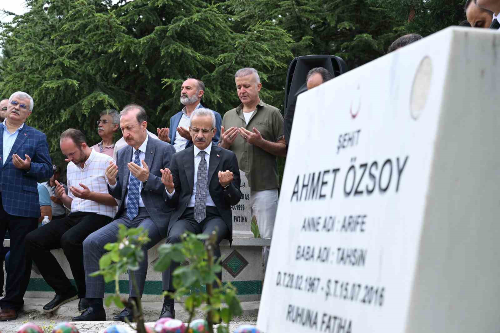 Bakan Uraloğlu, 15 Temmuz şehidi Ahmet &Ouml;zsoy&rsquo;u kabri başında andı
