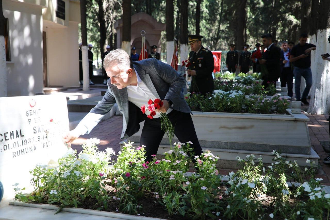 Edremit&rsquo;te 15 Temmuz Demokrasi ve Milli Birlik G&uuml;n&uuml; nedeniyle şehitlikler ziyaret edildi
