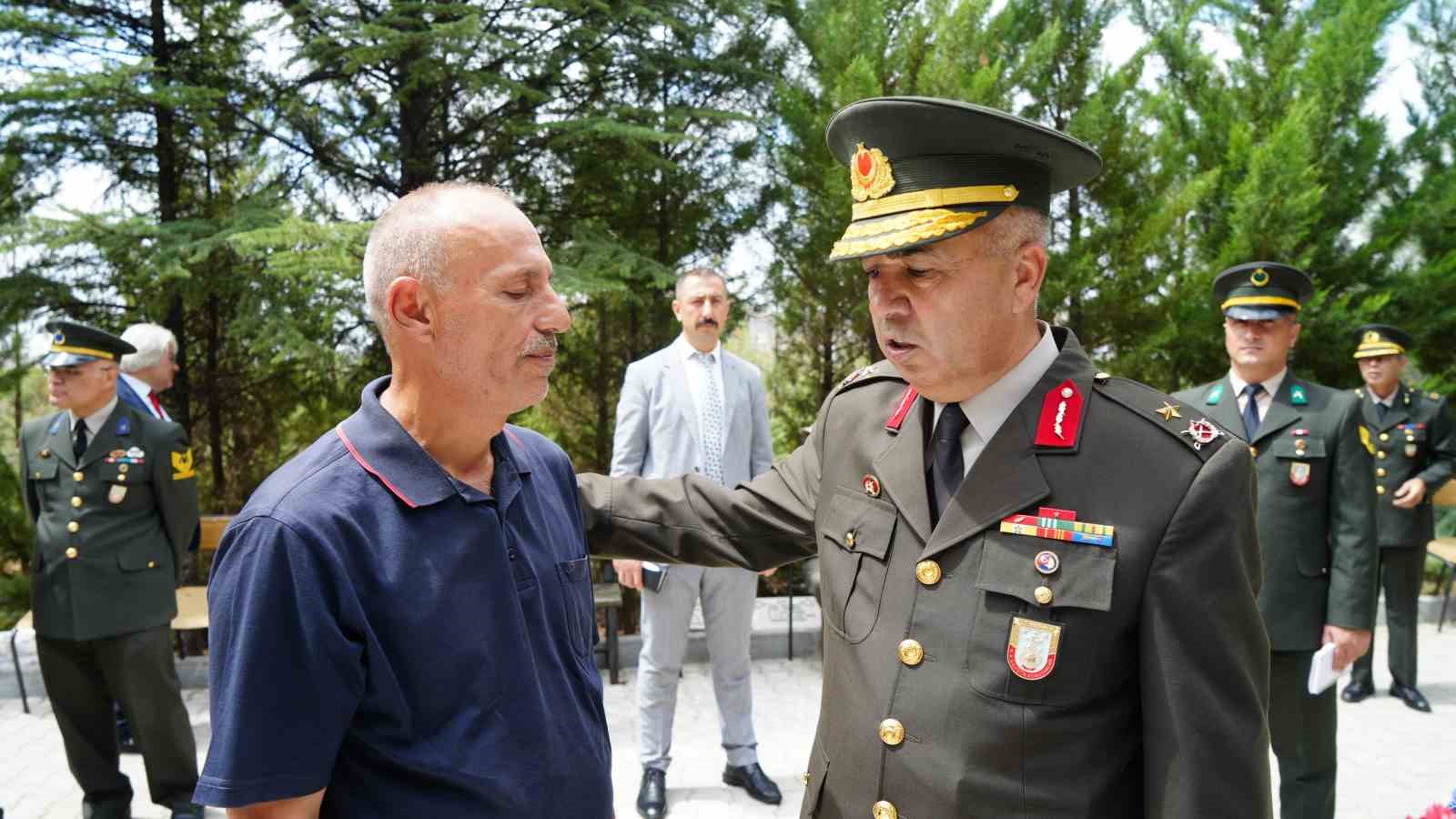15 Temmuz şehidi unutulmadı: Doğum g&uuml;n&uuml;nde kabri ziyaret&ccedil;i akınına uğradı
