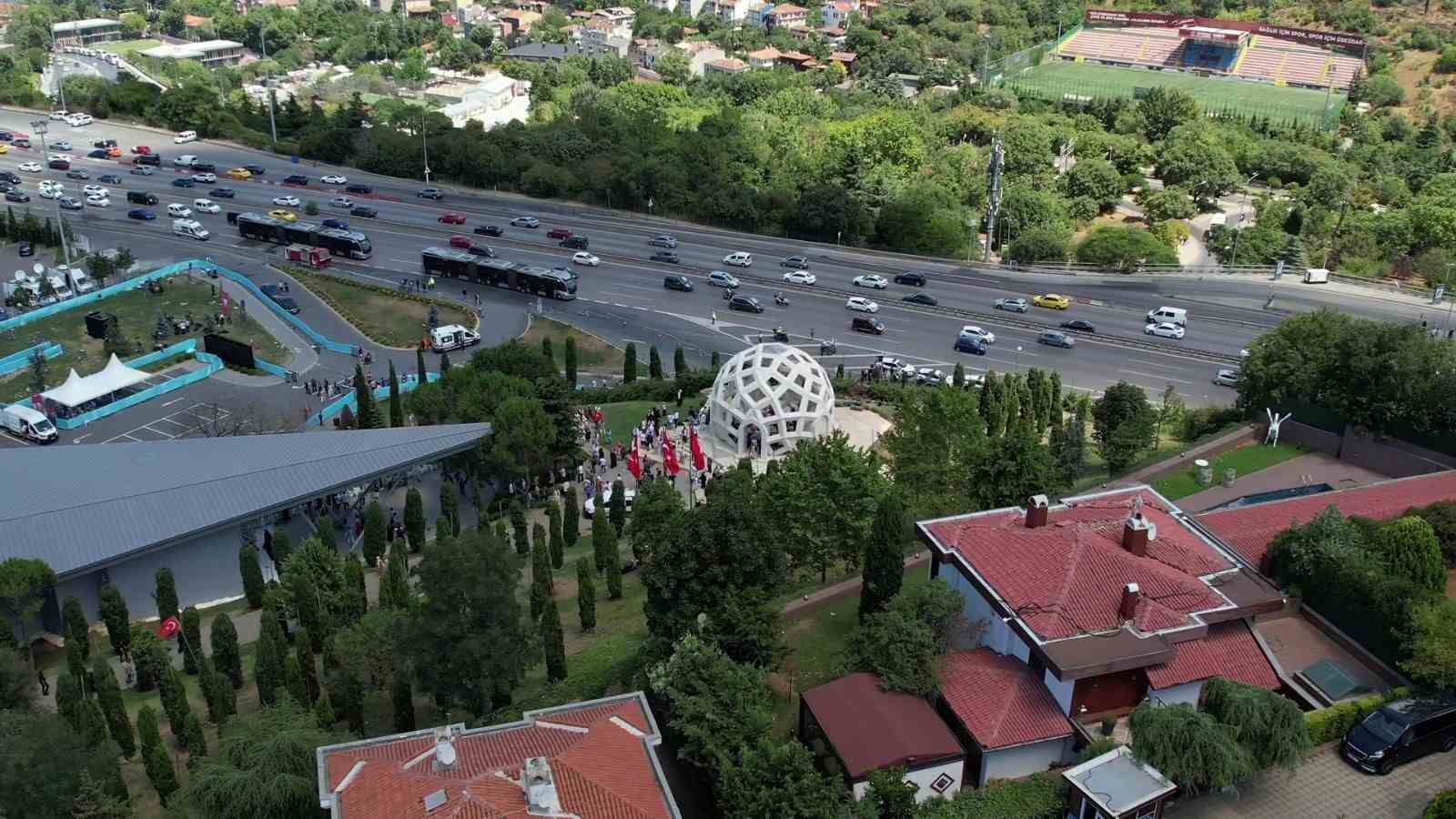 &Uuml;sk&uuml;dar 15 Temmuz Şehitler Anıtı&rsquo;na ziyarete gelenler havadan g&ouml;r&uuml;nt&uuml;lendi
