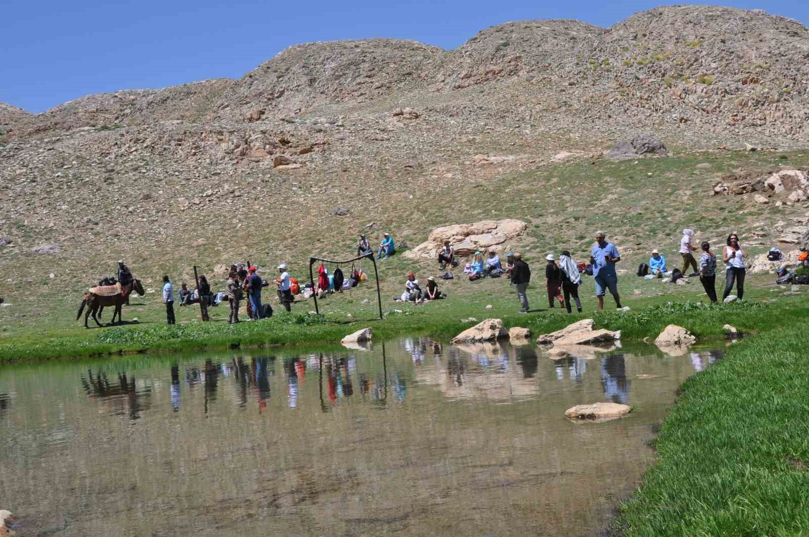 Tunceli’de doğa harikası krater gölüne gezi
