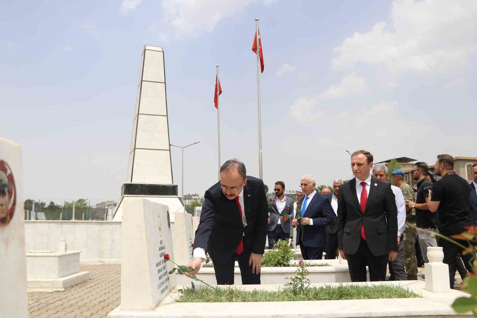 Siirt Şehitliği&rsquo;nde 15 Temmuz anma programı d&uuml;zenlendi
