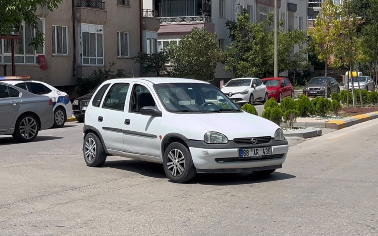 Aksaray’da bir sürücü kaza yapmamak için manevra yapınca kaldırıma çarptı
