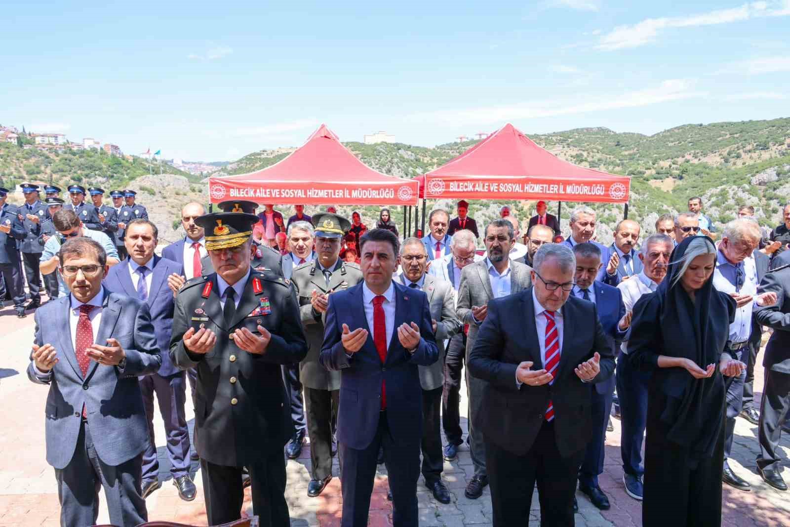 Bilecik&rsquo;te 15 Temmuz Demokrasi ve Mill&icirc; Birlik G&uuml;n&uuml; dolayısıyla şehitlik ziyaret edildi
