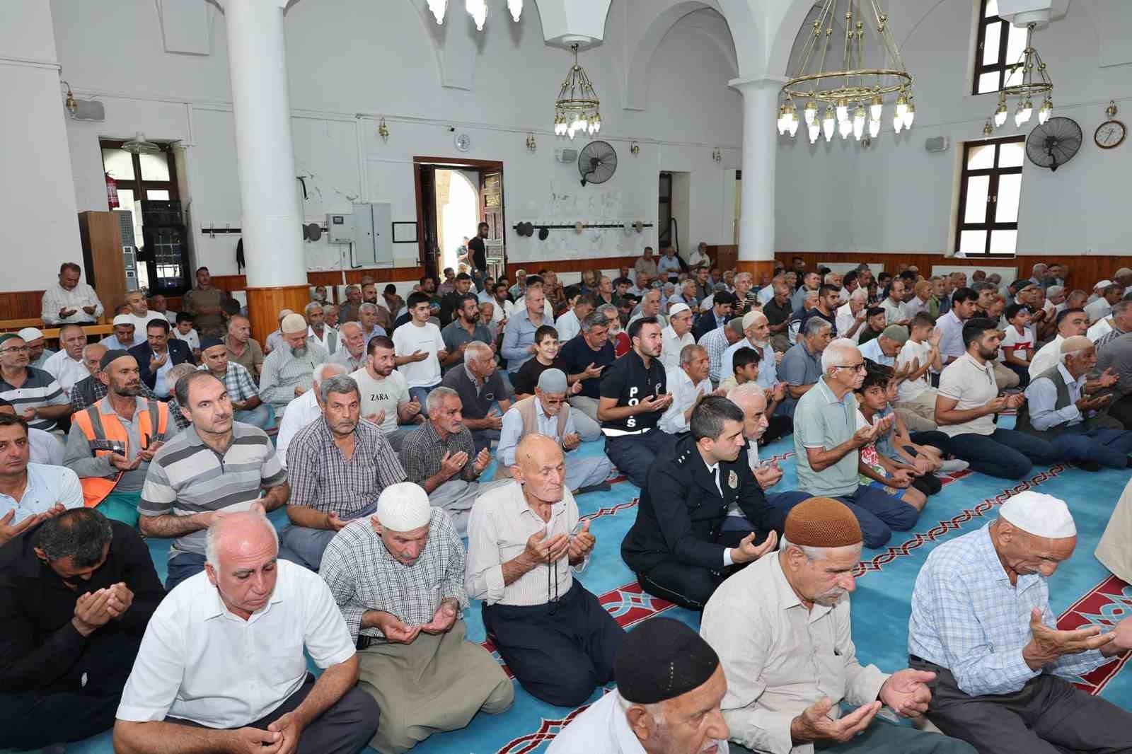 Şehitlerin kabrine karanfil bırakıldı