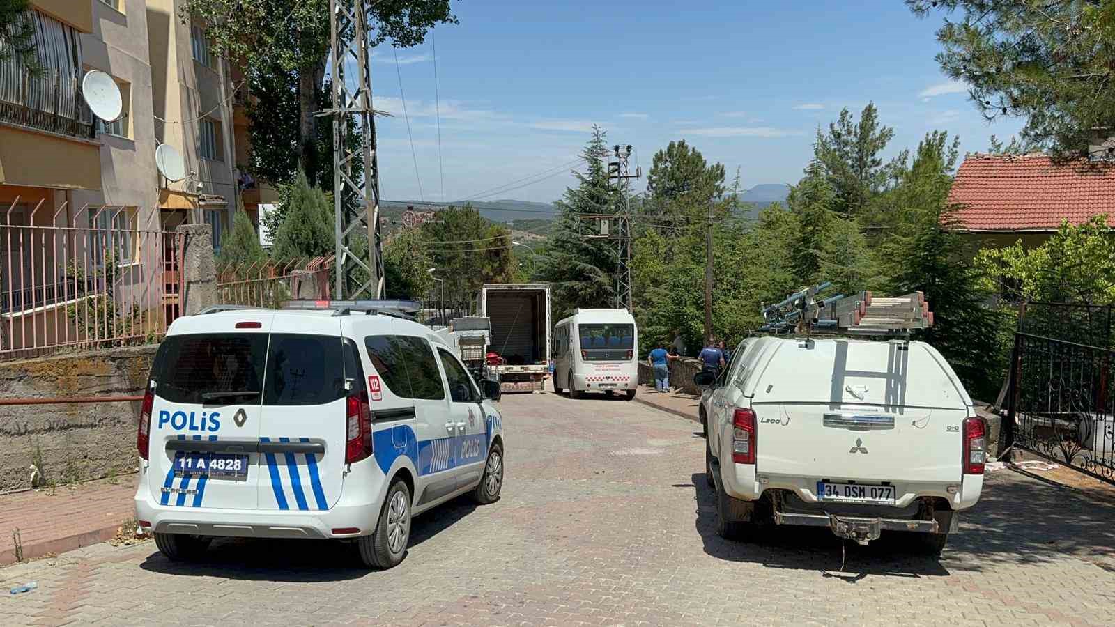 Nakliye firmasının asans&ouml;r&uuml; elektrik tellerine değince 2 kişi yaralandı
