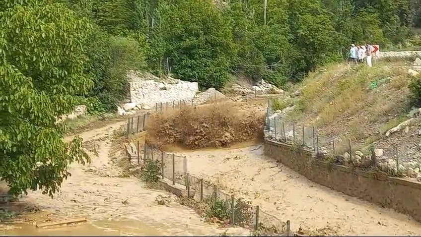 Uzundere’de sulama göleti kapaklarının açılmasıyla sel yaşandı
