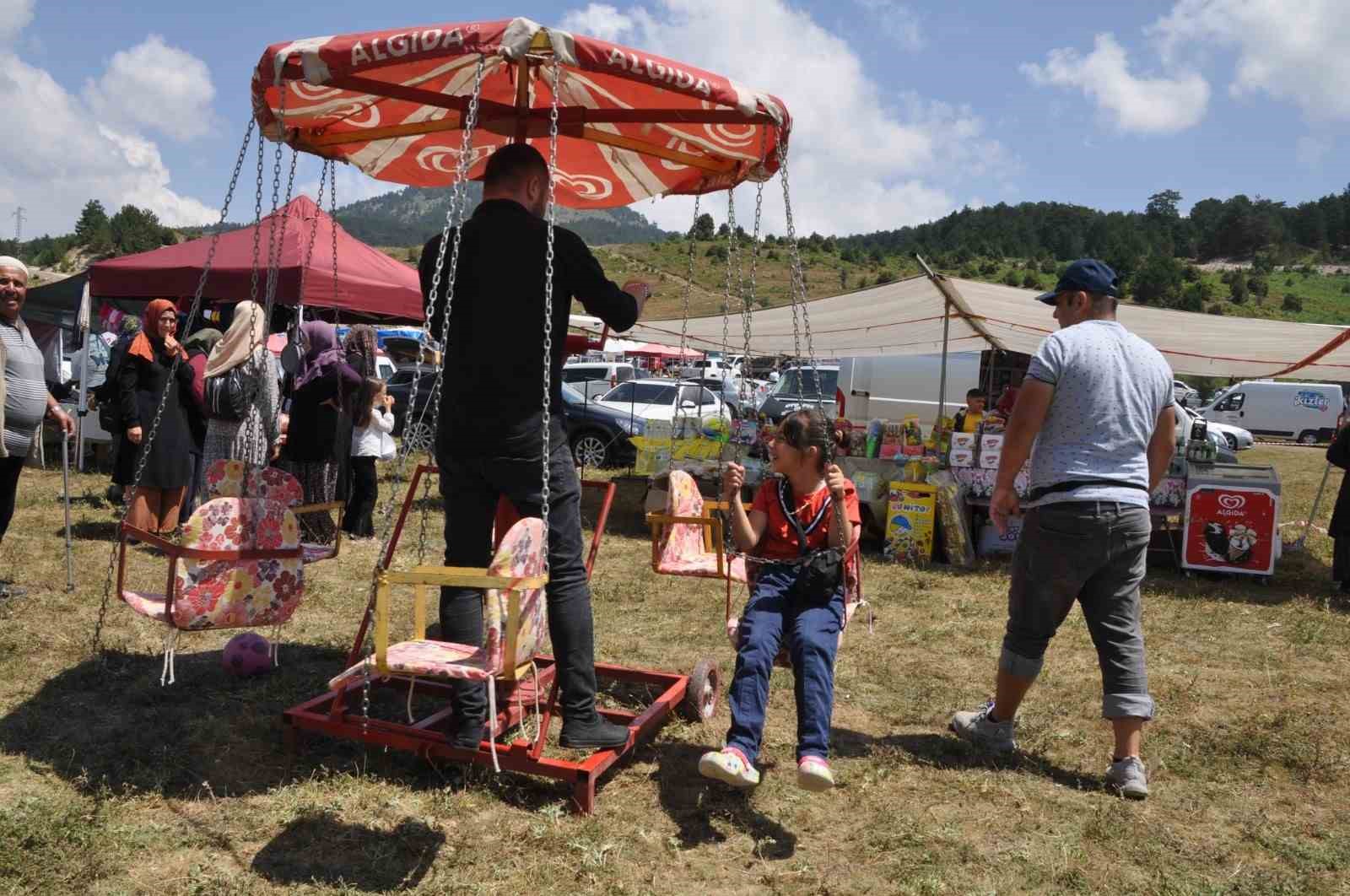 Binlerce kişinin katıldığı bayramda &ccedil;ocukların salıncak eğlencesi
