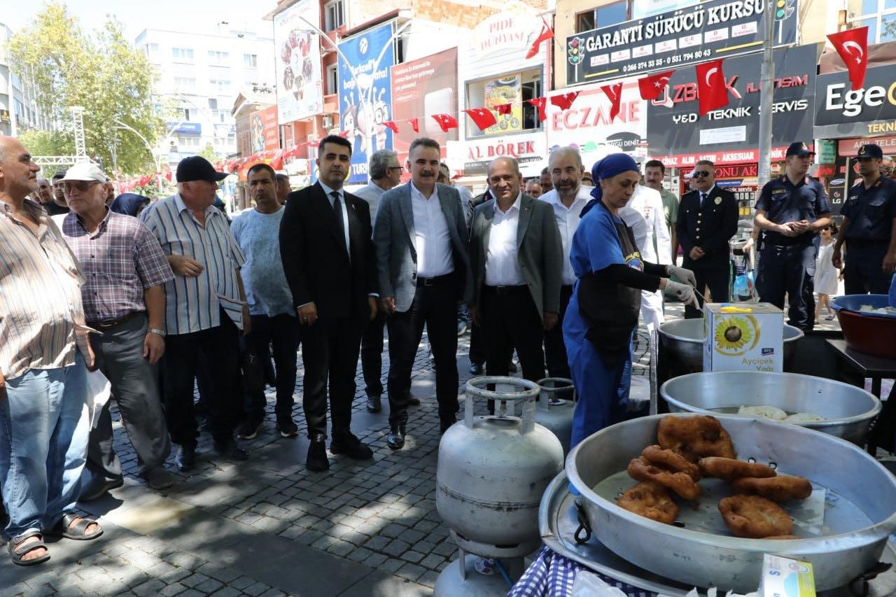 Edremit&rsquo;te 15 Temmuz konulu fotoğraf sergisi a&ccedil;ıldı
