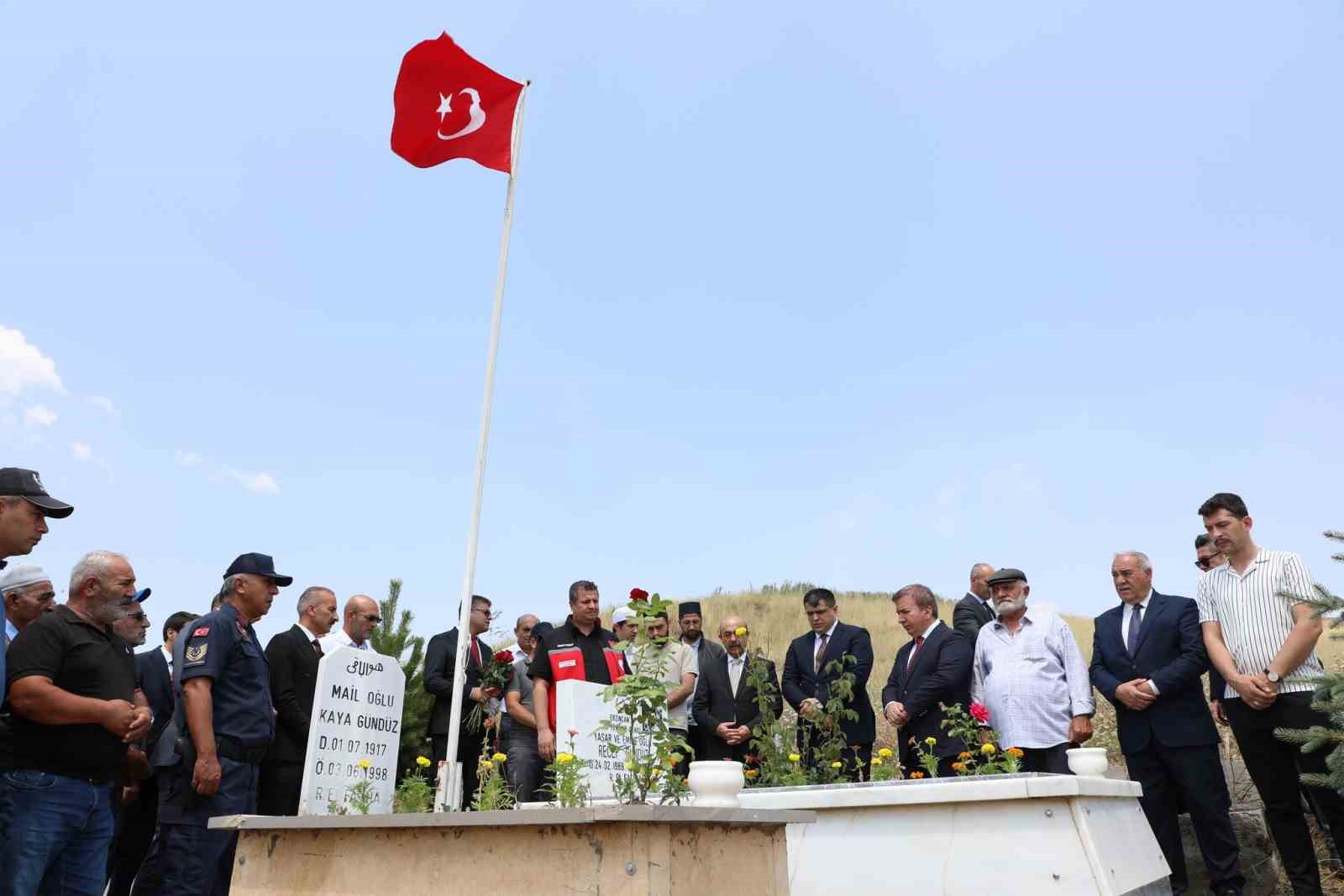 Vali Aydoğdu, şehit mezarlarını ziyaret etti
