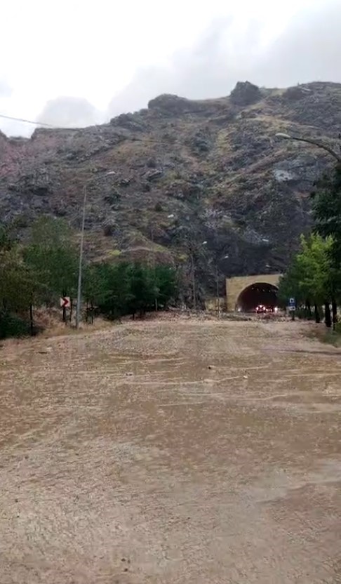 Şiddetli yağış sonrası Gümüşhane-Bayburt yolu kapandı