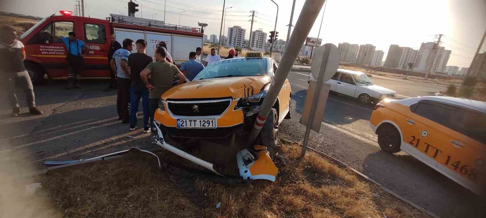 Diyarbakır’da iki otomobil çarpıştı: 2 yaralı
