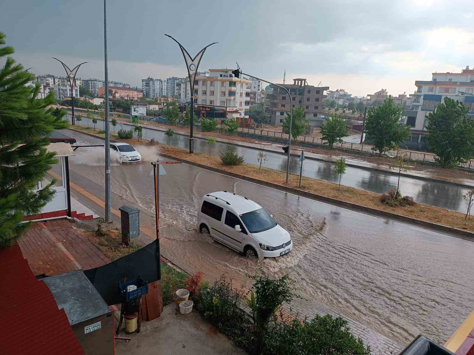 Osmaniye’de sağanak ve fırtınada sokaklar göle döndü