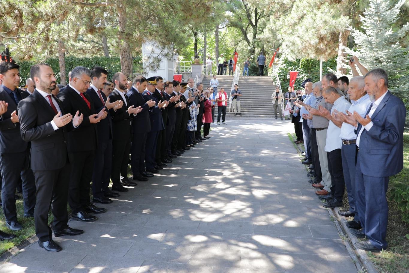 K&uuml;tahya&rsquo;da şehitler kabirleri başında dualarla anıldı
