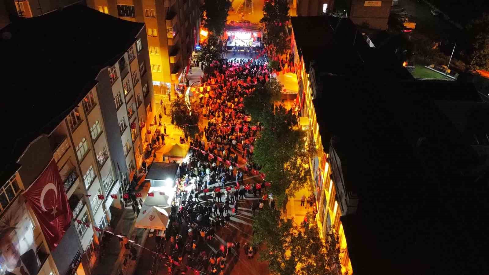 Karslılar 15 Temmuz&rsquo;un 8. yıl d&ouml;n&uuml;m&uuml;nde meydanları doldurdu
