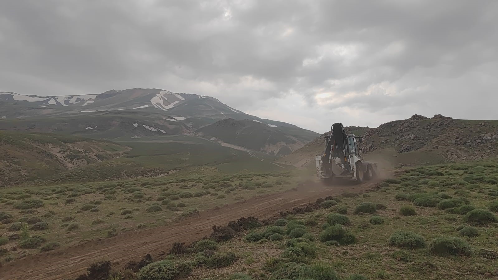 T&uuml;rkiye&rsquo;nin en y&uuml;ksek &uuml;&ccedil;&uuml;nc&uuml; dağı S&uuml;phan Dağına yol a&ccedil;ma &ccedil;alışması
