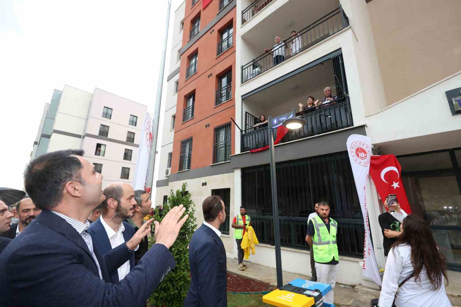 Bakan Kurum’dan TOKİ evlerinde oturmaya başlayan depremzedelere ziyaret