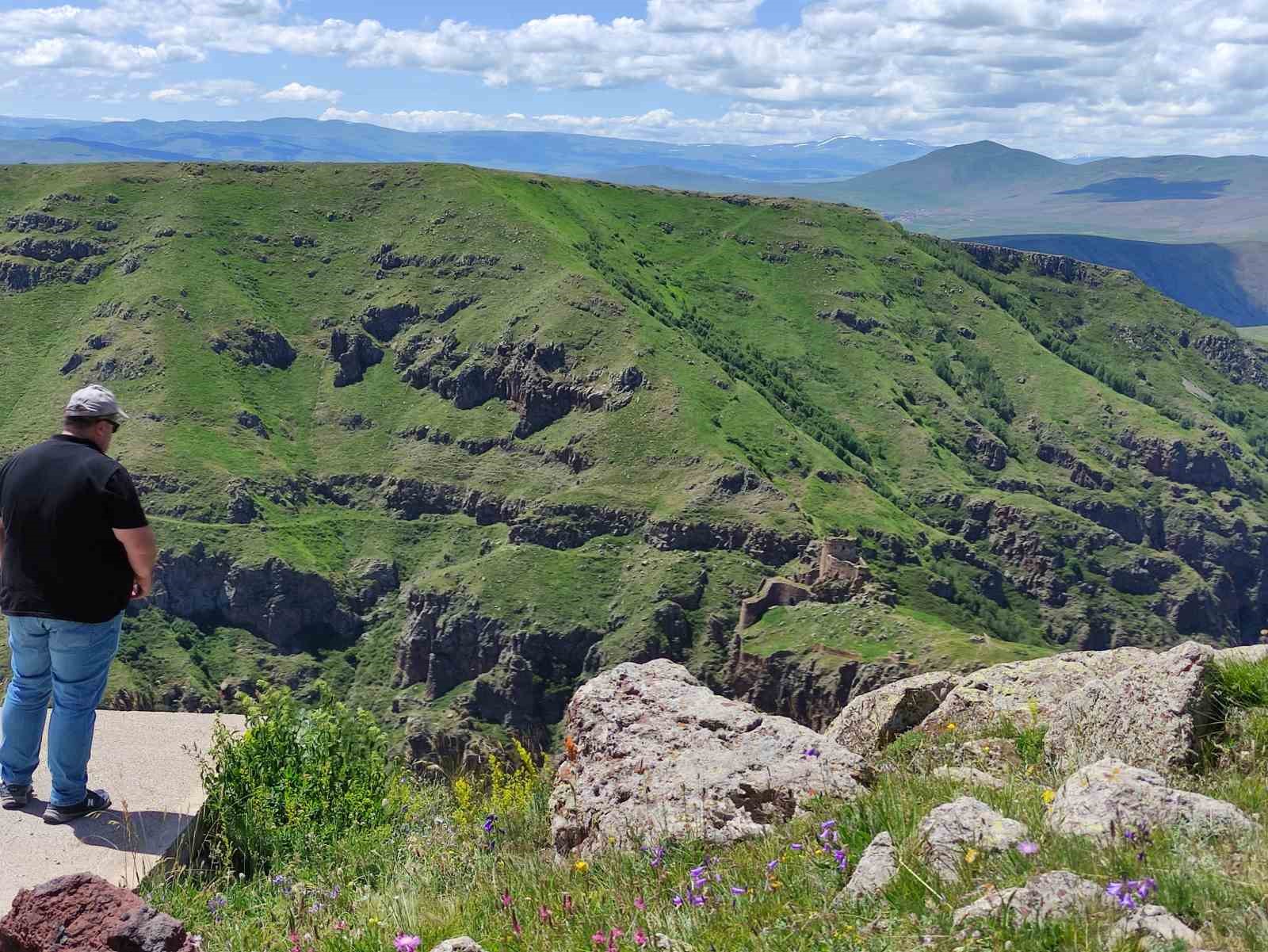 Ardahan’daki tarihi Şeytan Kalesi’ne turist akını
