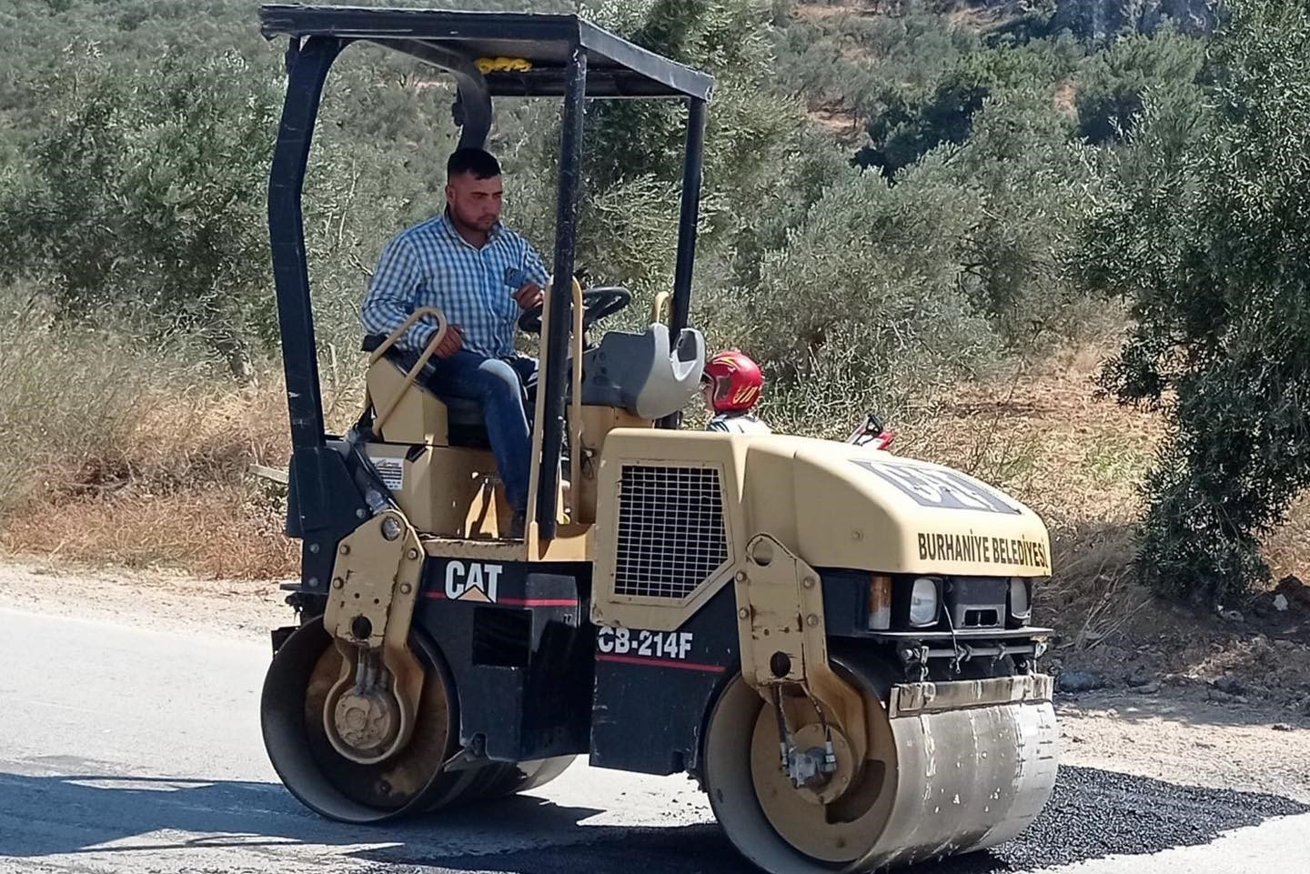 Burhaniye’de yol çalışmaları tüm hızıyla devam ediyor
