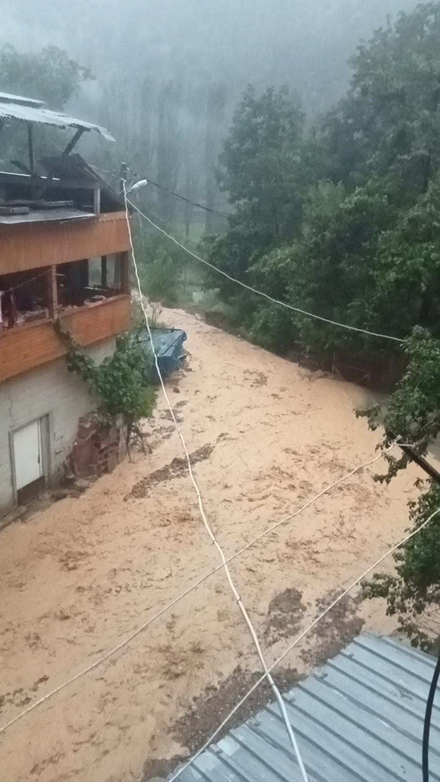 Artvin’de sel suları 4 köy yolunu ulaşıma kapattı
