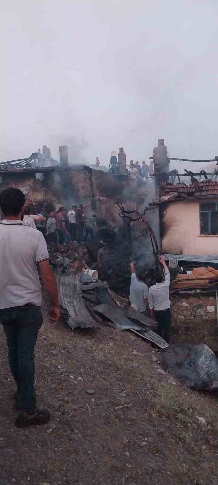 2 katlı ahşap ev yanarak kullanılamaz hale geldi
