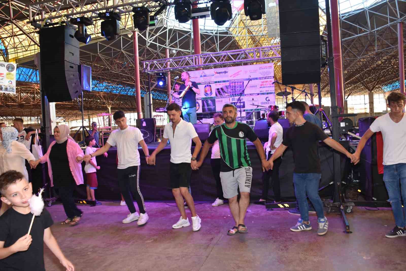 Bu festivalde y&uuml;zlerce kişi kol kola girip horon oynadı
