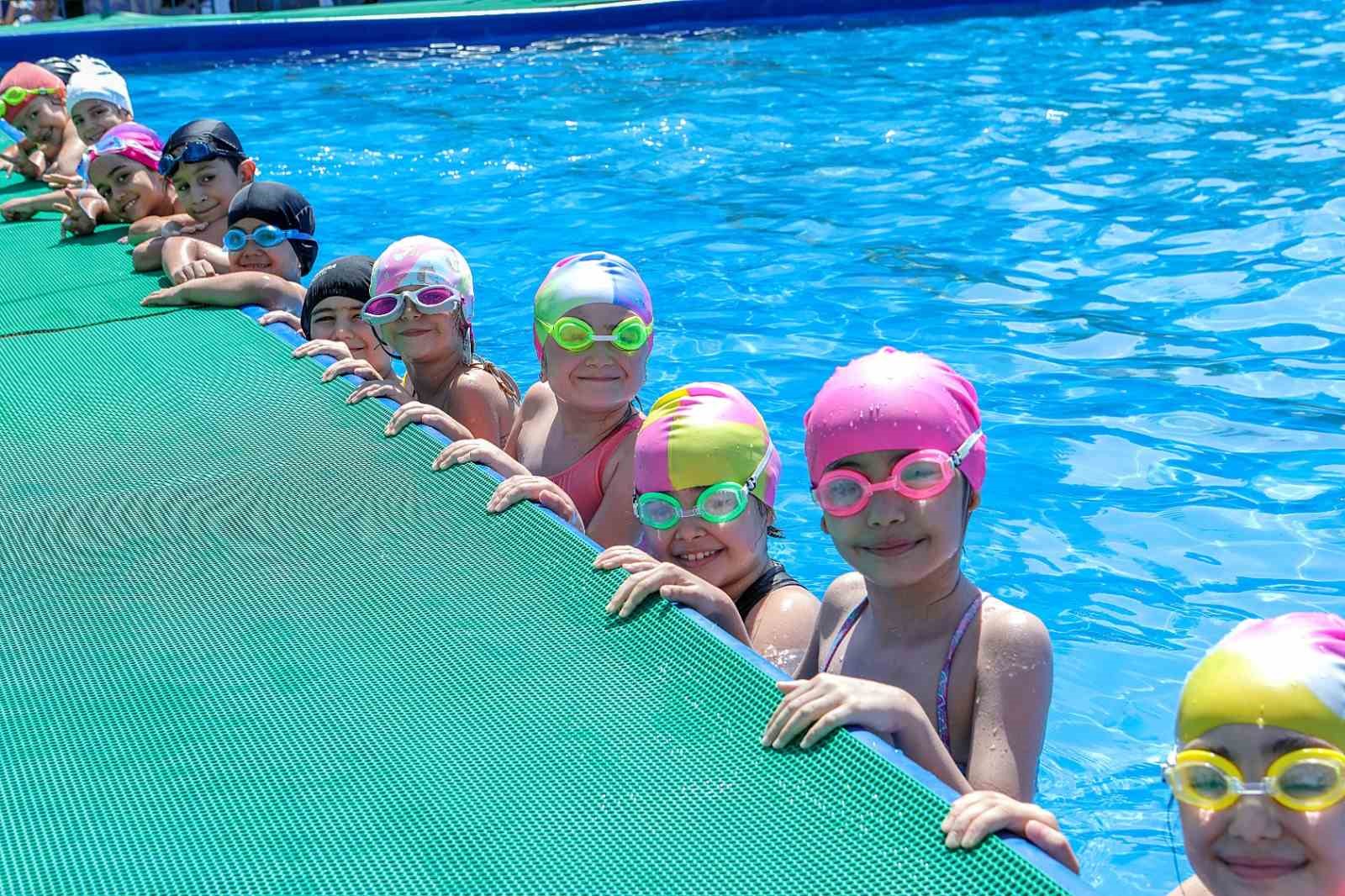 Bayraklı&rsquo;da y&uuml;zme kursuna b&uuml;y&uuml;k ilgi
