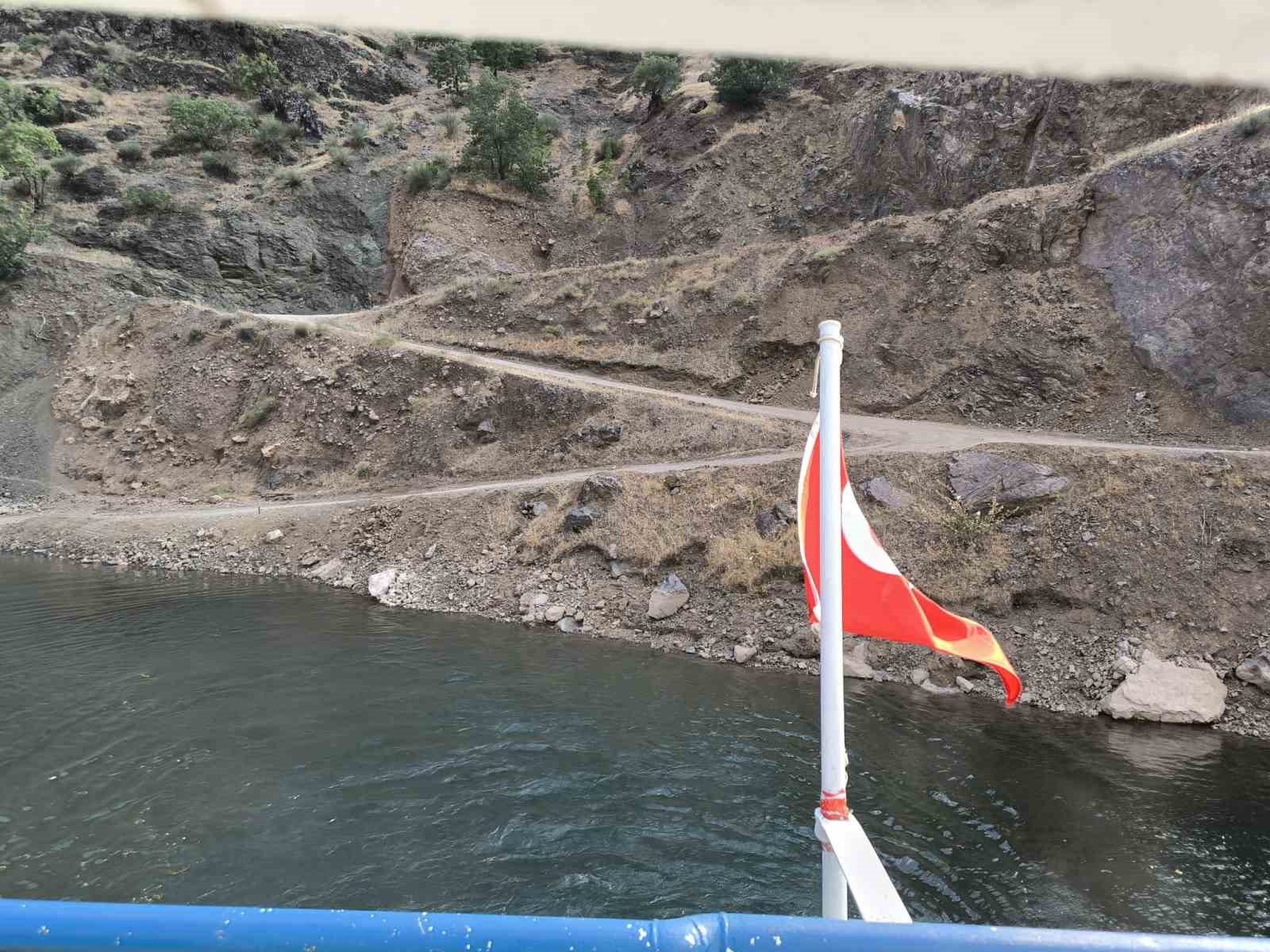 &Ccedil;&uuml;ng&uuml;ş&rsquo;te vatandaşlar k&ouml;y yolunun yapılmasını bekliyor
