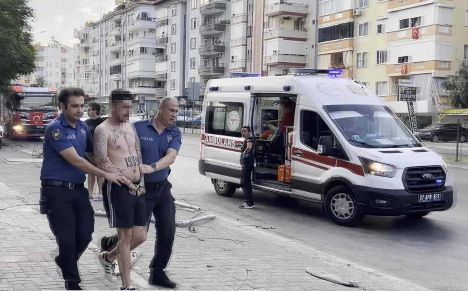 Feci kazada ölümden döndü, ambulans yerine polis aracına binmek zorunda kaldı
