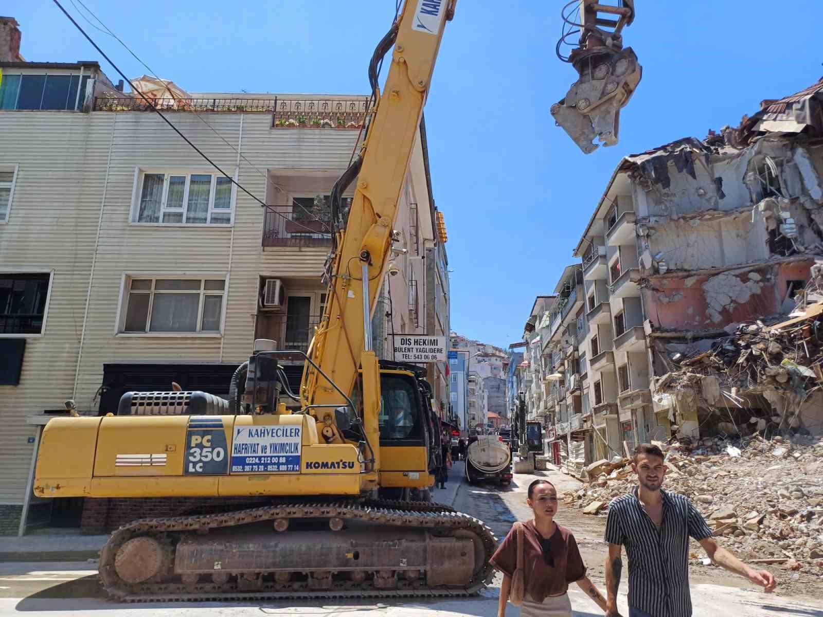 Mudanya’da yıkılan binalar nedeniyle trafik kontrollü sağlanıyor
