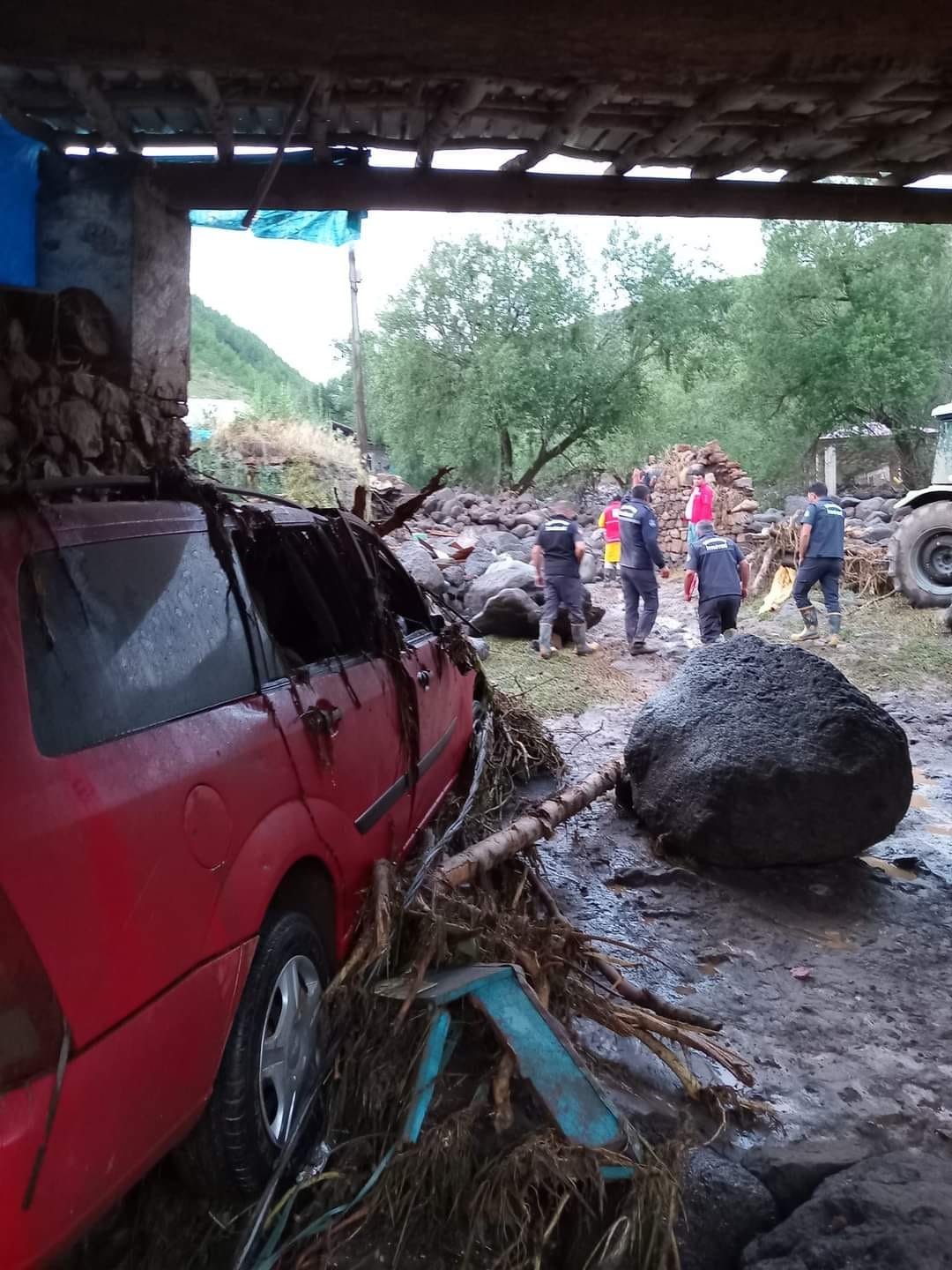 Pasinlerde sel yıktı geçti
