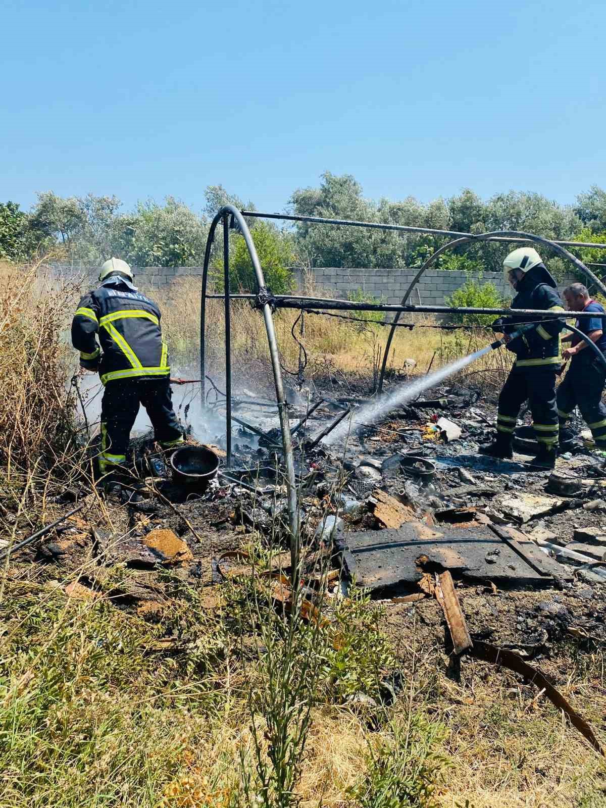 Antakya’da yanan çadır kullanılmaz hale geldi
