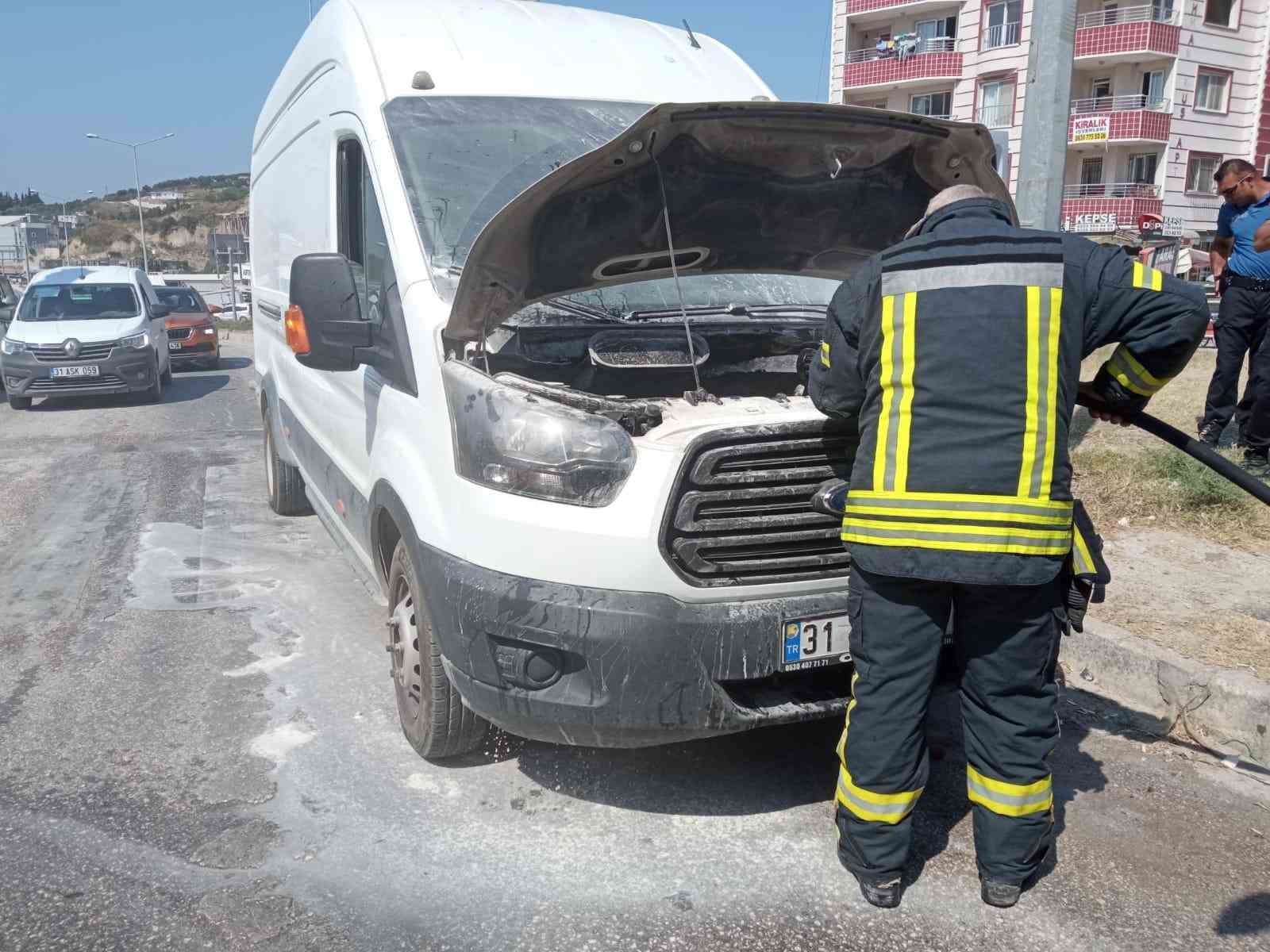 Defne ilçesinde araç yangını çıktı
