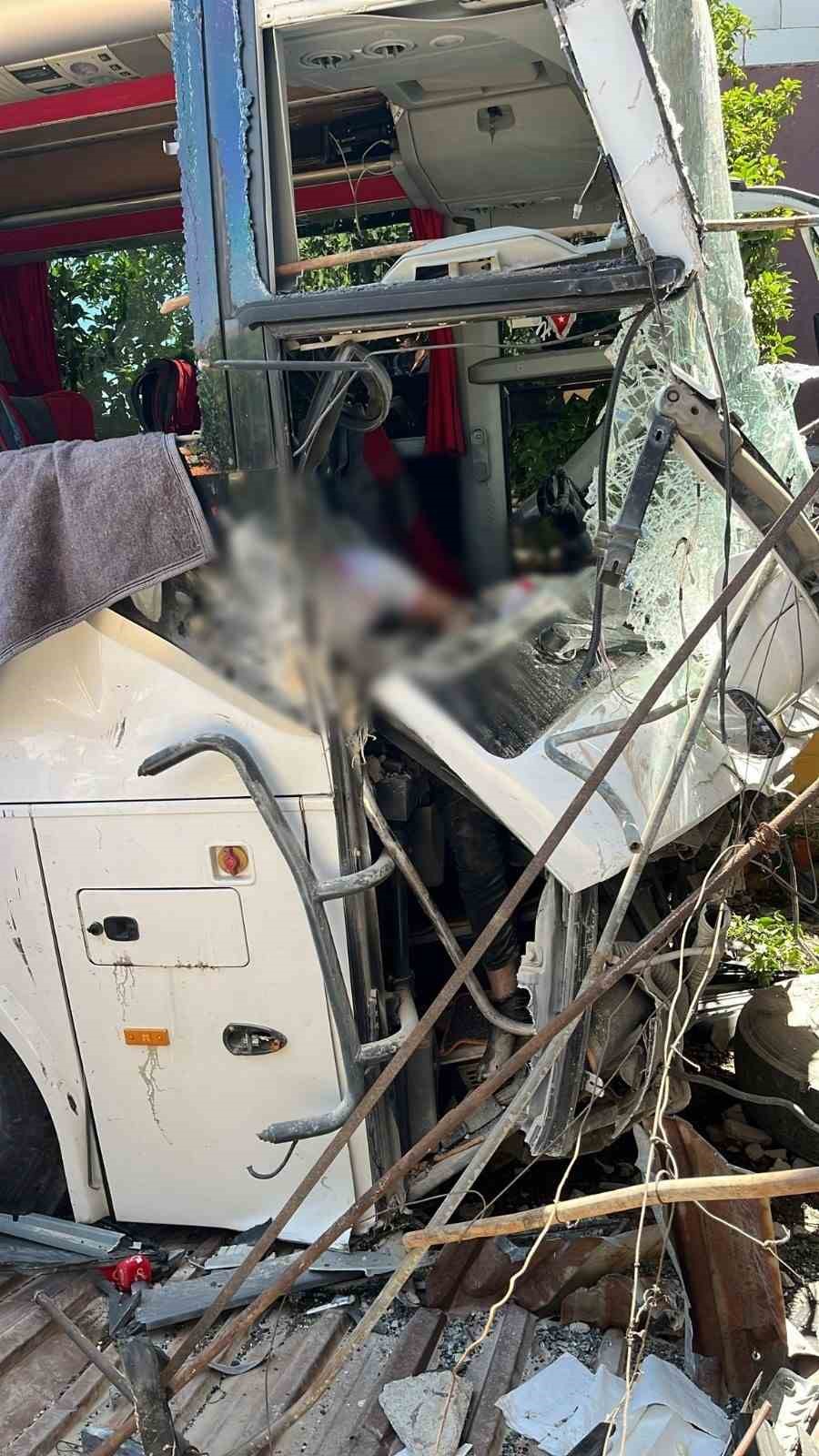 Milas-S&ouml;ke karayolunda kaza: Kontrolden &ccedil;ıkan otob&uuml;s apartmanın zemin katına girdi
