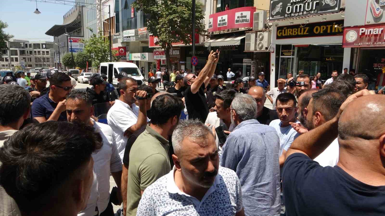 Yıkım i&ccedil;in d&uuml;kkanlar boşaltılmayınca elektrikleri kesilen esnaf yol kapattı
