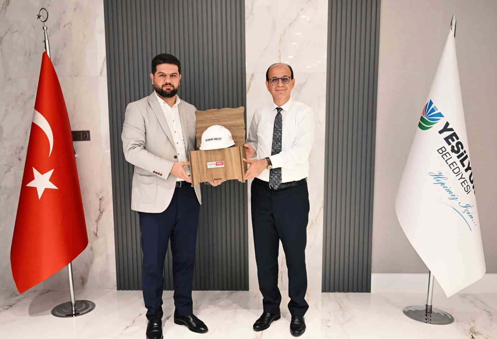 Esen: "Zorlukları el birliği ile aşmalıyız"