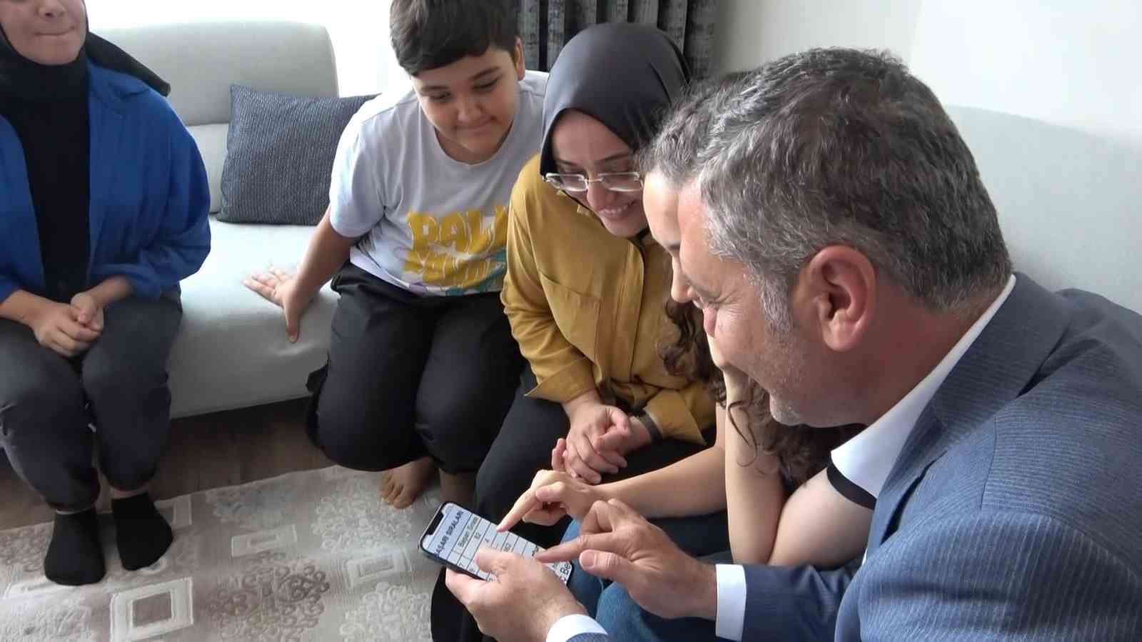 İl Milli Eğitim M&uuml;d&uuml;r&uuml;&rsquo;n&uuml;n kızı YKS&rsquo;de T&uuml;rkiye d&ouml;rd&uuml;nc&uuml;s&uuml; oldu
