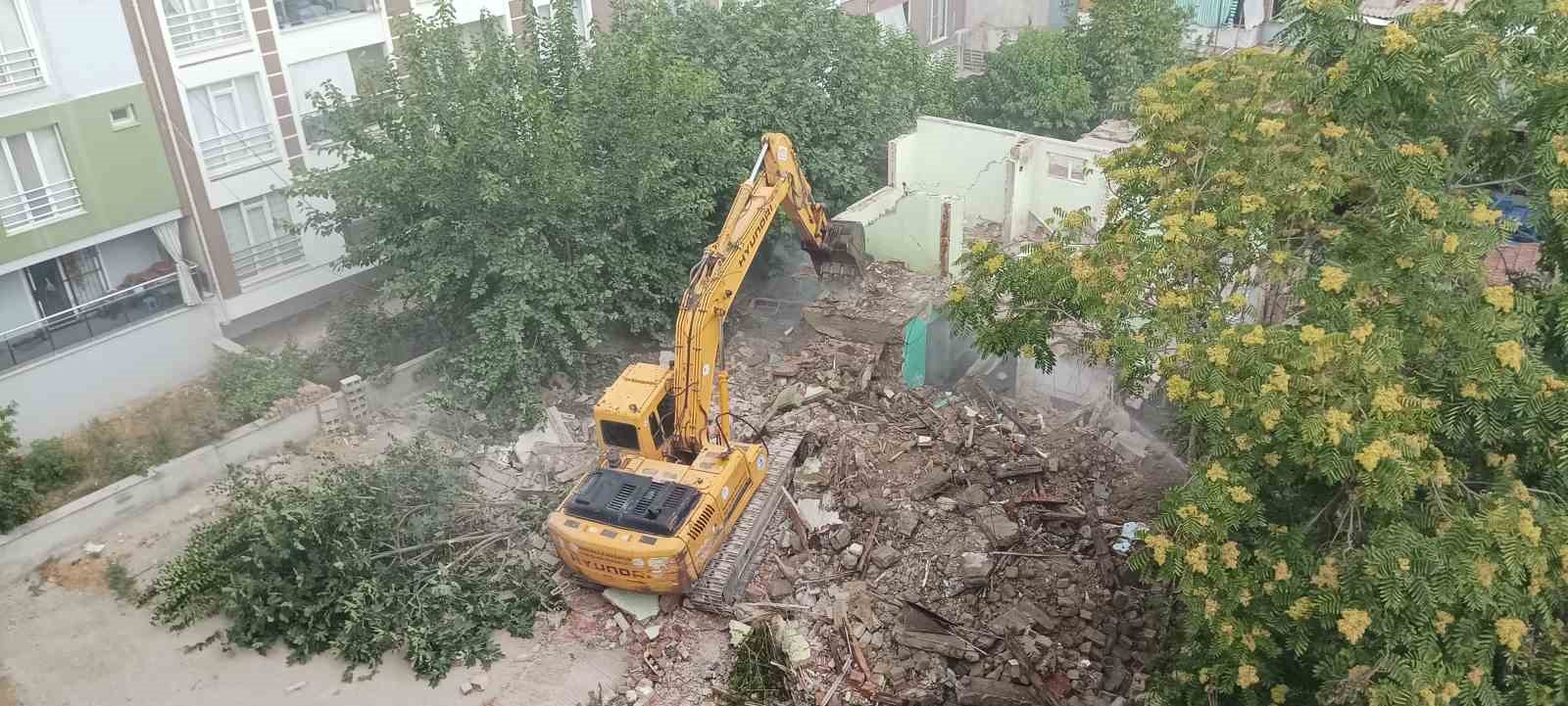 Denizli’de tehlike oluşturan 50 yıllık metruk yapı yıkıldı