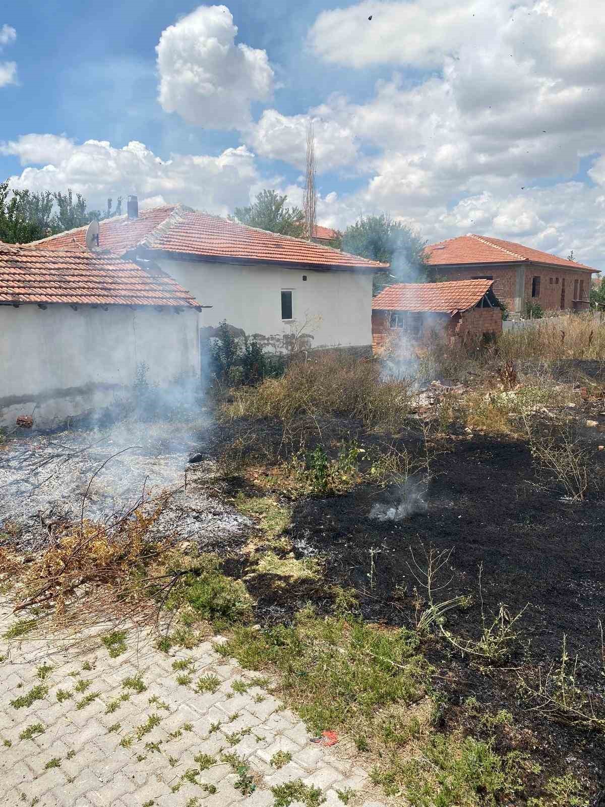 Boş arsada çıkan yangın korkuttu