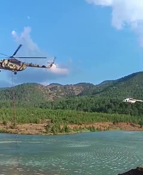 Denizli - Muğla sınırında &ccedil;ıkan orman yangına havadan m&uuml;dahale ediliyor
