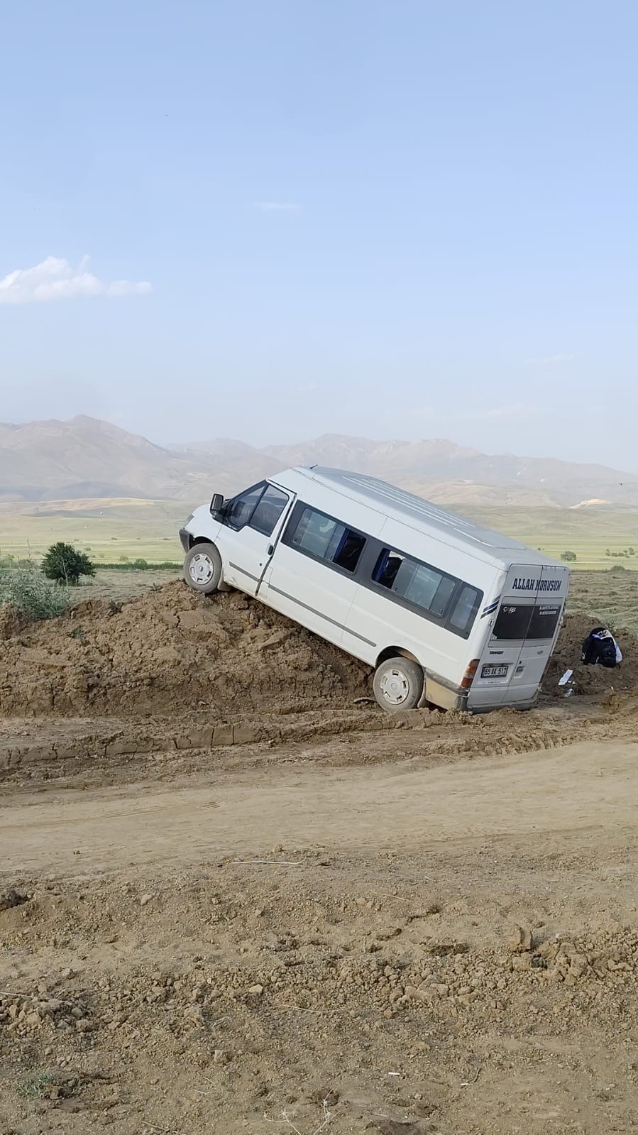 İş&ccedil;ileri taşıyan minib&uuml;s kaza yaptı: 5 yaralı
