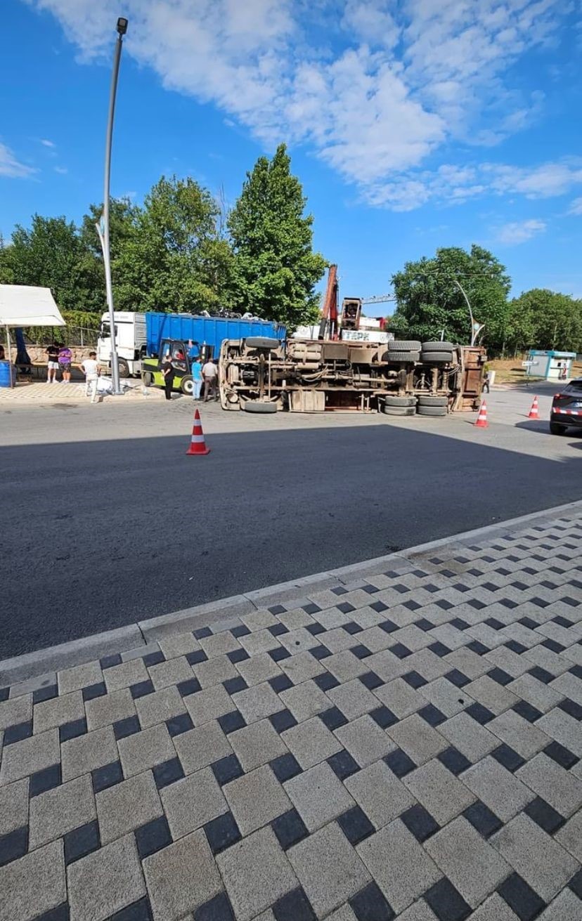 Fazla yüke dayanamayan kamyon devrildi, o anlar kameraya yansıdı