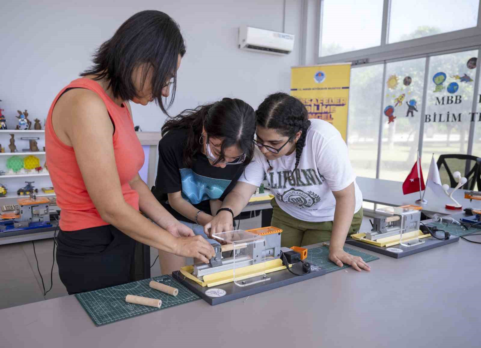 Bilim at&ouml;lyelerinde &ccedil;ocuklar geleceğe hazırlanıyor
