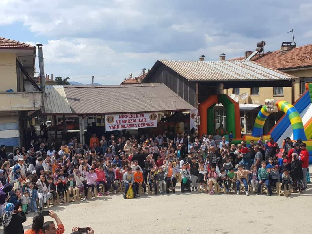 720 üniversiteliye burs veren dernek, ilk ve ortaokul öğrencilerinin yüzünü güldürüyor
