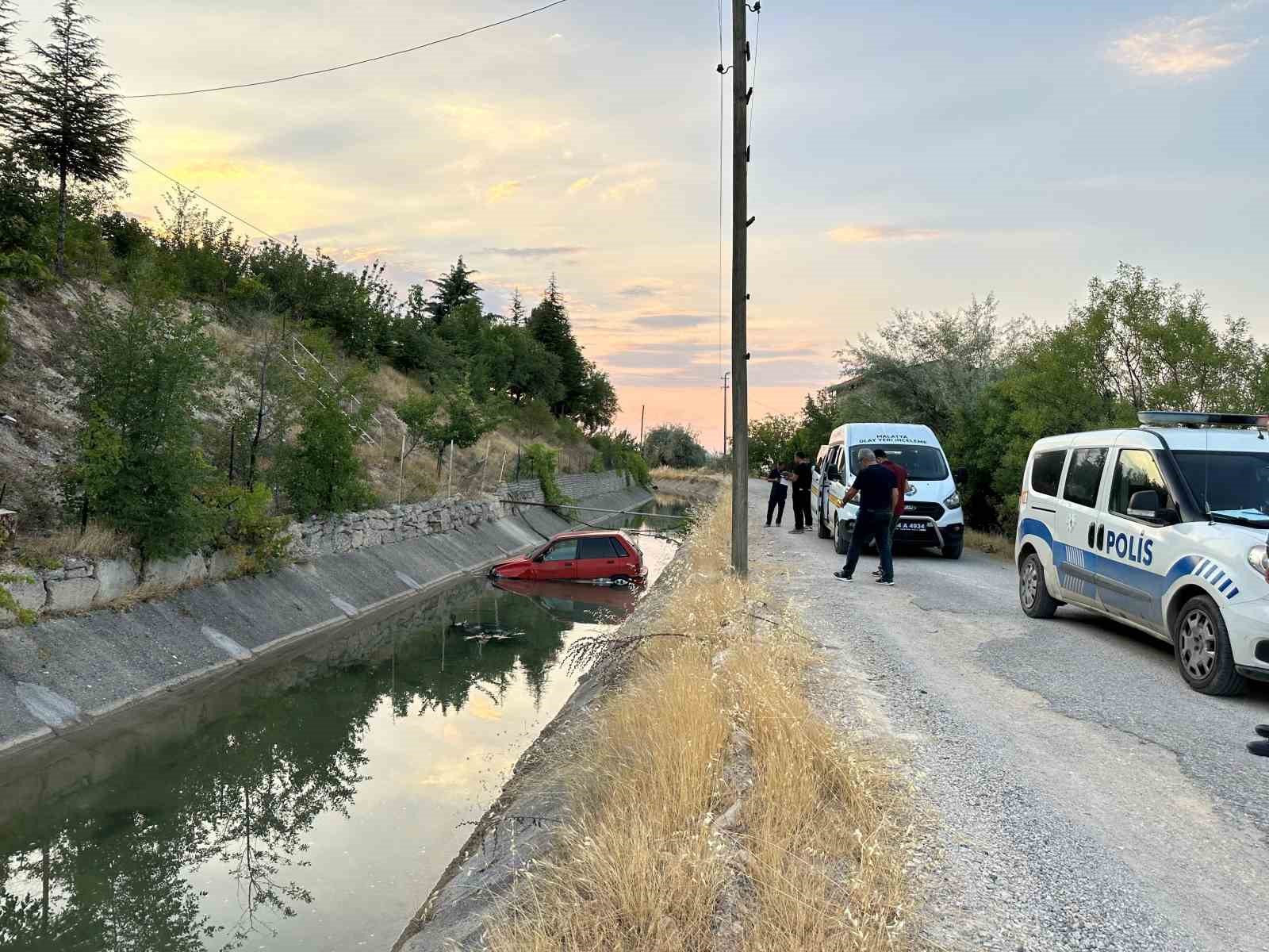 Yol verme kavgası sonrası yaşanan kazada ara&ccedil;lar sulama kanalına u&ccedil;tu
