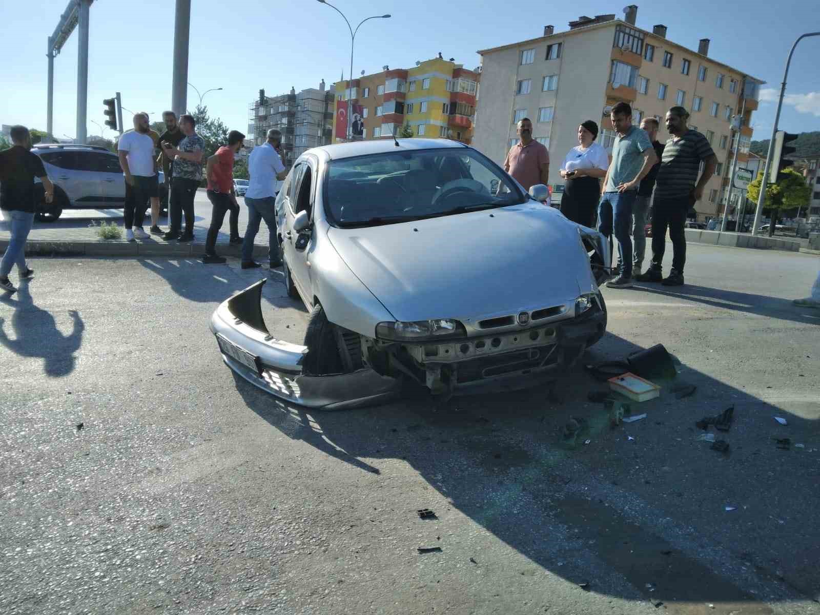 Ref&uuml;je &ccedil;arpan otomobilin s&uuml;r&uuml;c&uuml;s&uuml; yaralandı
